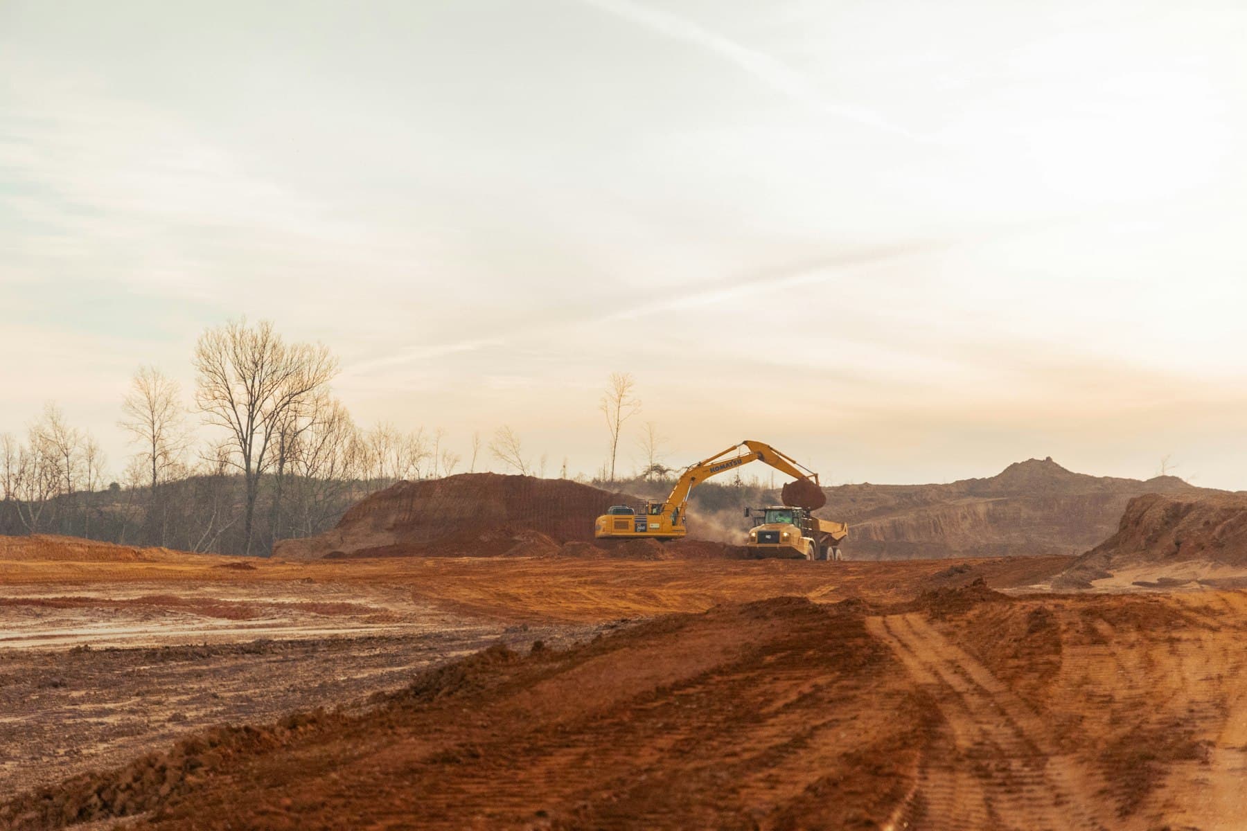 Beispielbild: Weite Erdbaustelle im Abendlicht.